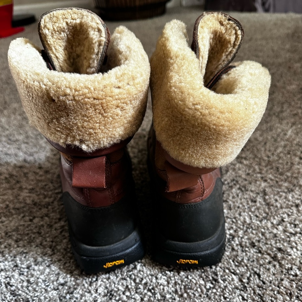 Ugg Butte kids size 6
